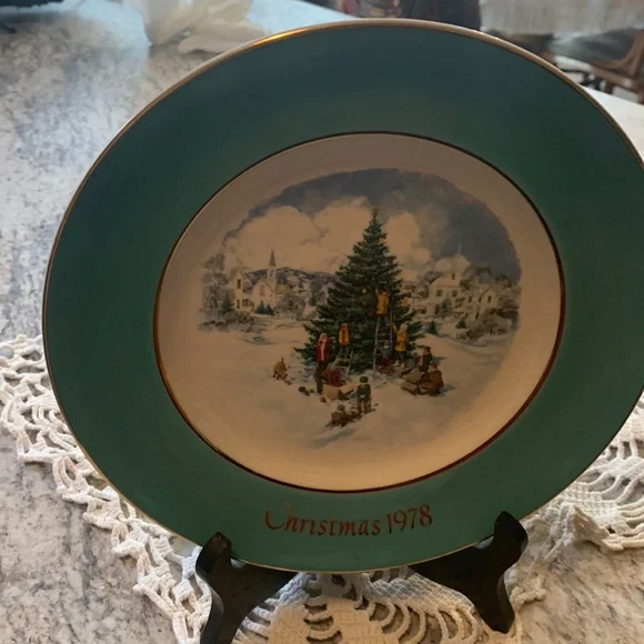 Vintage Christmas Plate 1978 - Picture 4 of 8